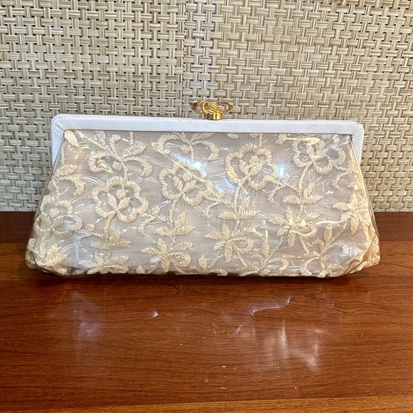 🌟HP🌟VTG 1960s Vinyl & Cream Lace Clutch Evening Bag with Gold Bow Lift Clasp - Picture 10 of 16